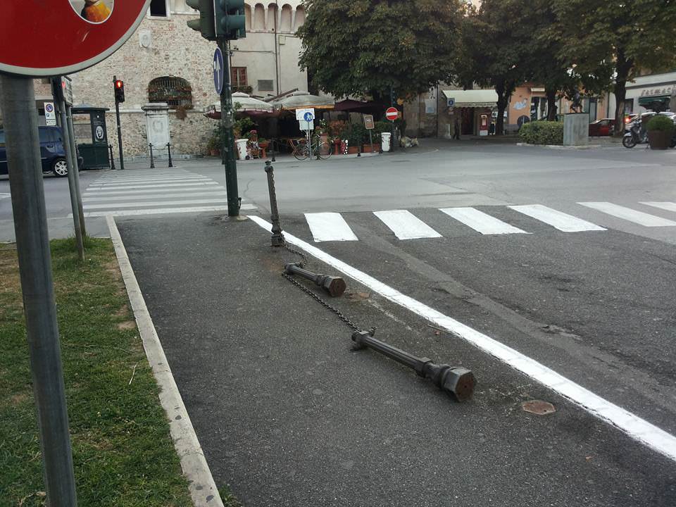 Pietrasanta, divelti i paletti di piazza Carducci