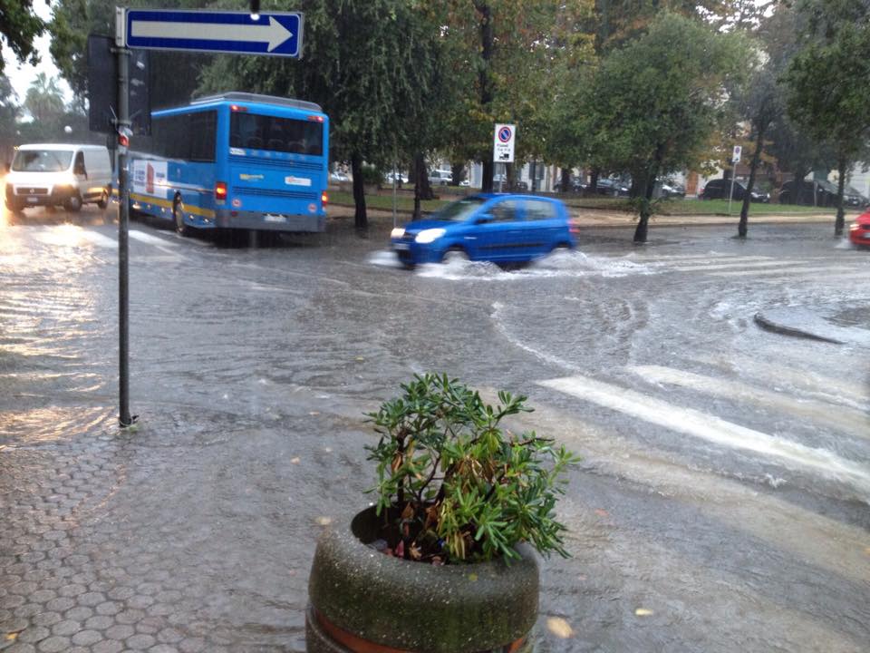 Temporali e strade allagate, disagi in Versilia