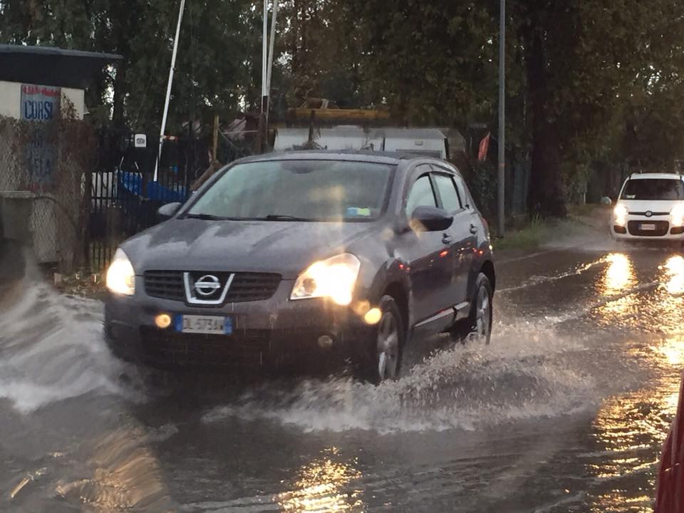 Maltempo, allagamenti a Firenze: frana sulla statale del Brennero