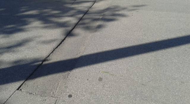 Dislivelli nell&#8217;asfalto in via Paladini dopo i lavori