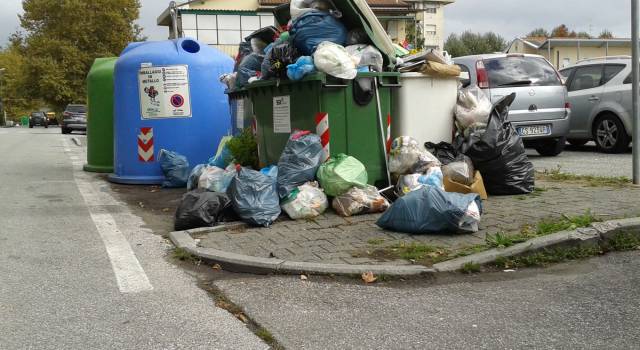 Viareggio invasa dai rifiuti, cassonetti colmi in molte zone