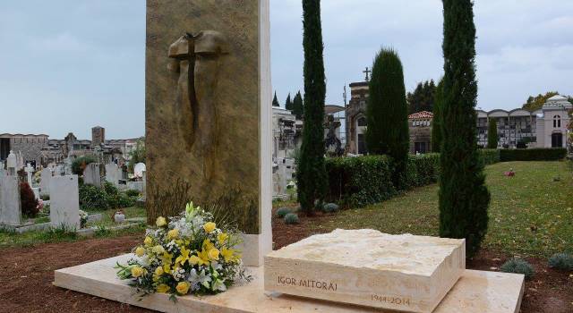 Un anno fa la scomparsa a Parigi, a Pietrasanta e ceneri nel cimitero comunale