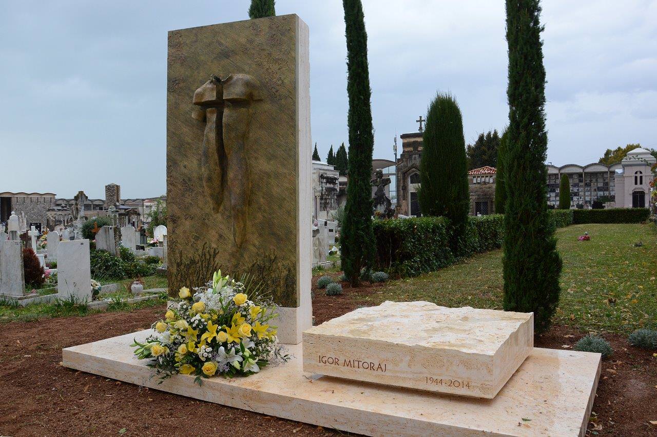 Un anno fa la scomparsa a Parigi, a Pietrasanta e ceneri nel cimitero comunale