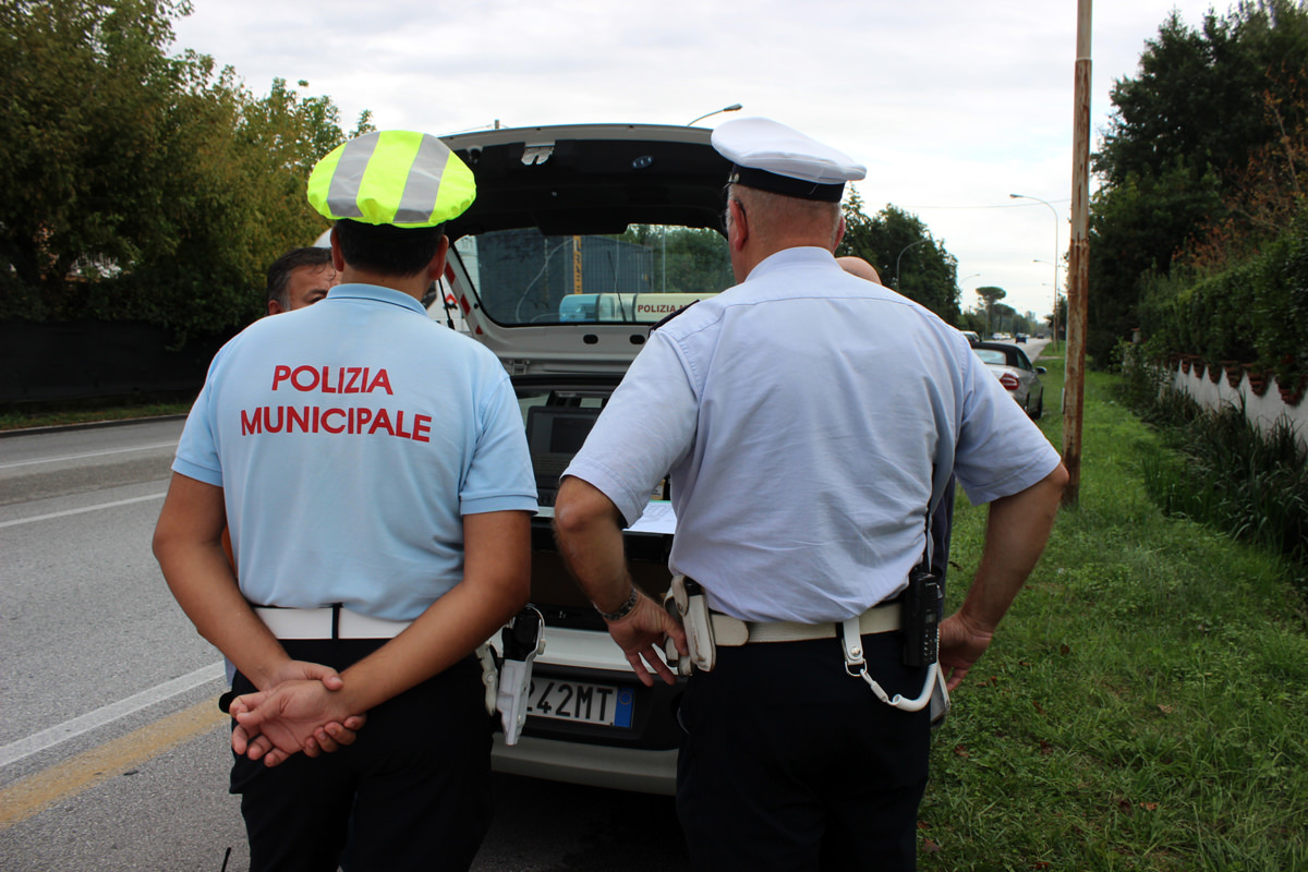 Sicurezza: sequestri merce contraffatta e multe (260) per parcheggio selvaggio