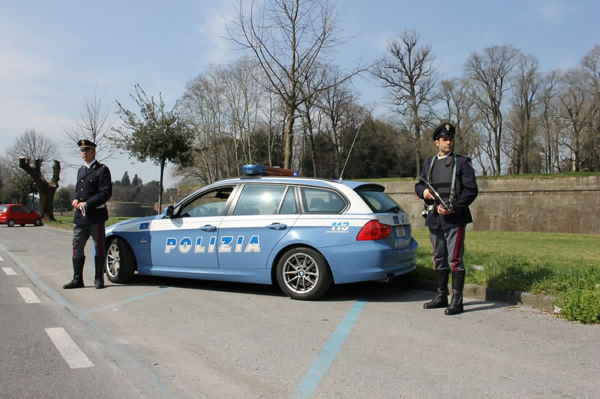 Scontro frontale tra due auto. Ferite cinque persone