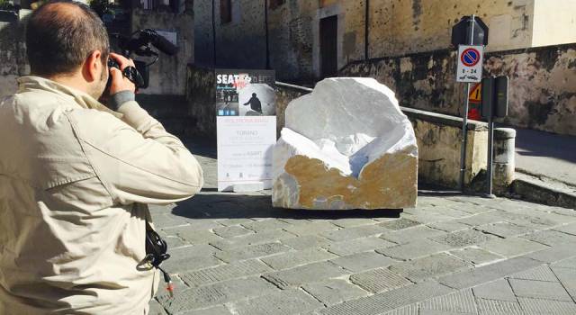 In Piazza Duomo la poltrona-selfie in marmo, l&#8217;arte ora è touch