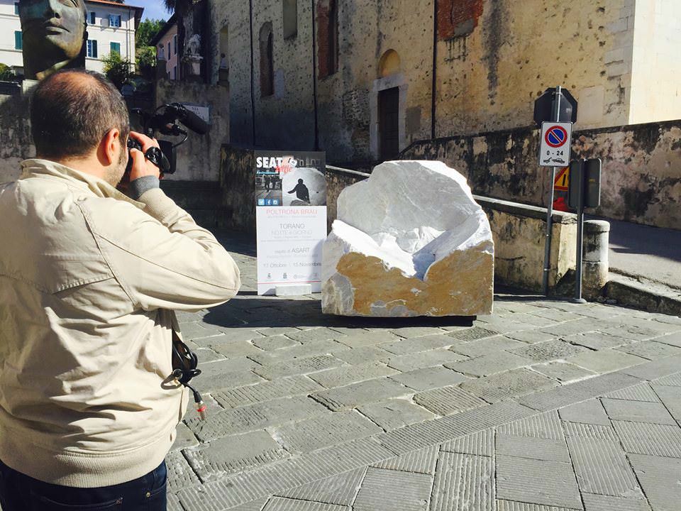 In Piazza Duomo la poltrona-selfie in marmo, l’arte ora è touch
