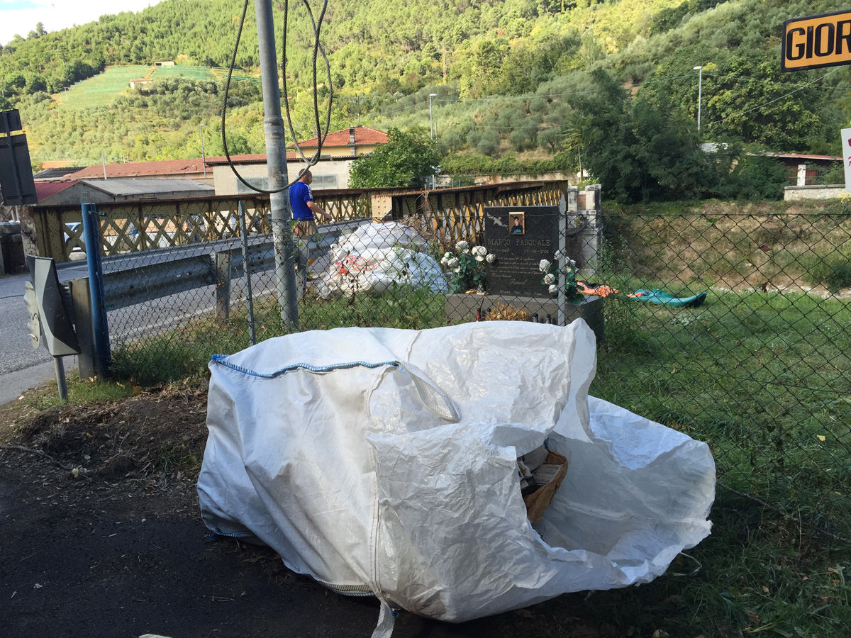 Scultrici straniere evitano disastro ecologico a Pietrasanta