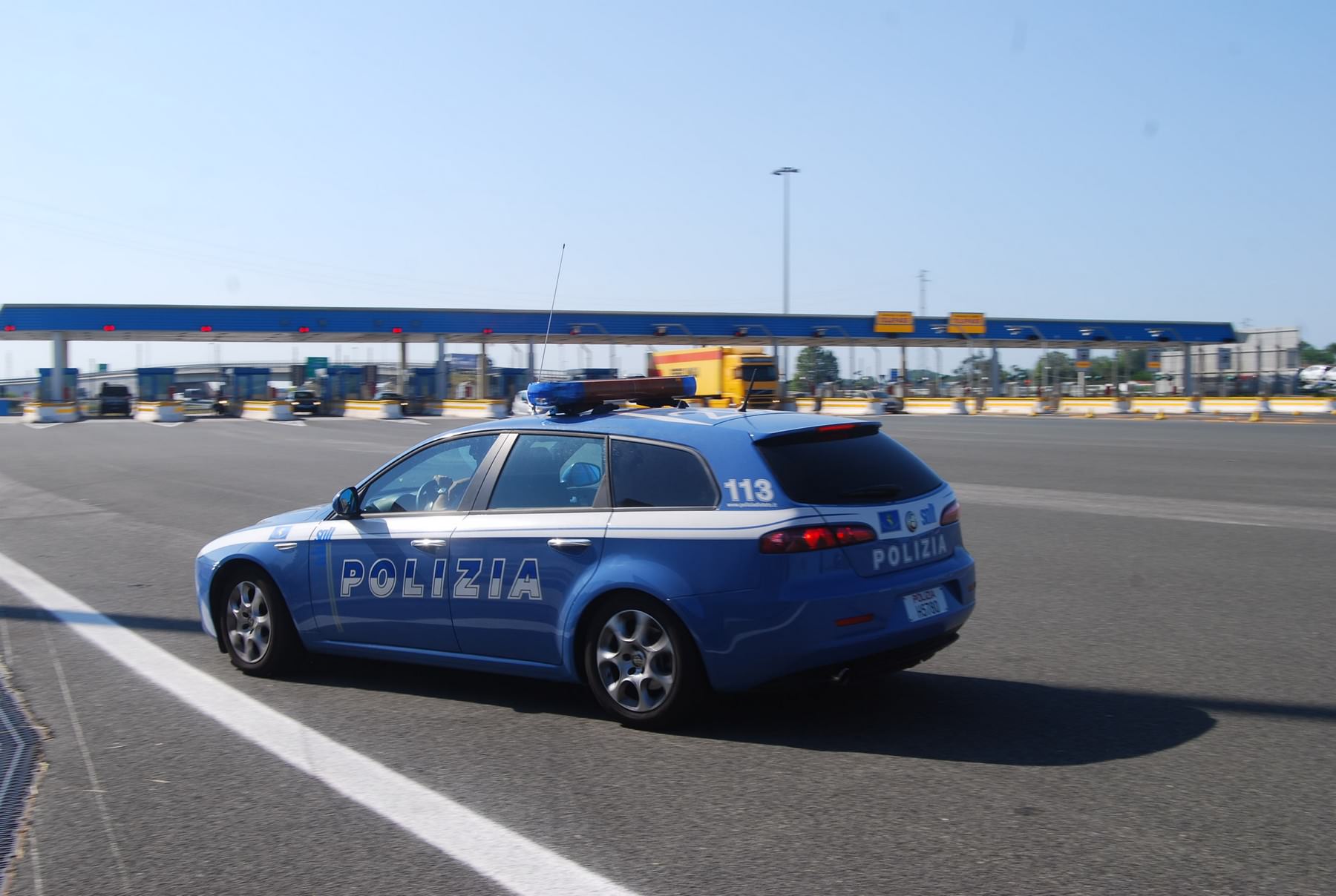 Malore in autostrada per una mamma: la Polstrada si prende cura dei suoi due bimbi