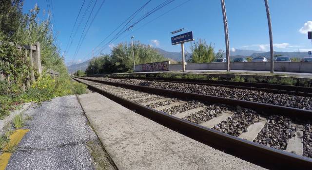 Tragedia alla stazione muore travolta dal treno