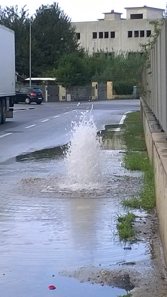 Esplode un tombino, fontana alle Bocchette