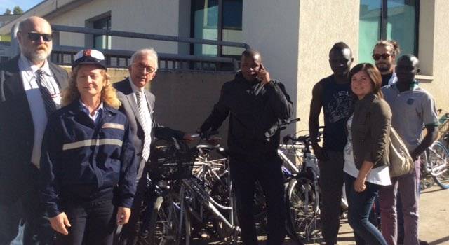 Donate ai migranti ospiti a Massarosa 15 biciclette abbandonate
