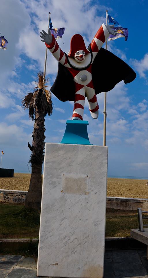 Il Burlamacco di piazza Mazzini da mesi senza targa