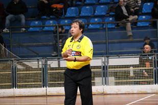 L&#8217;arbitro viareggino Carmazzi dirige la gara di Coppa Continentale di hockey