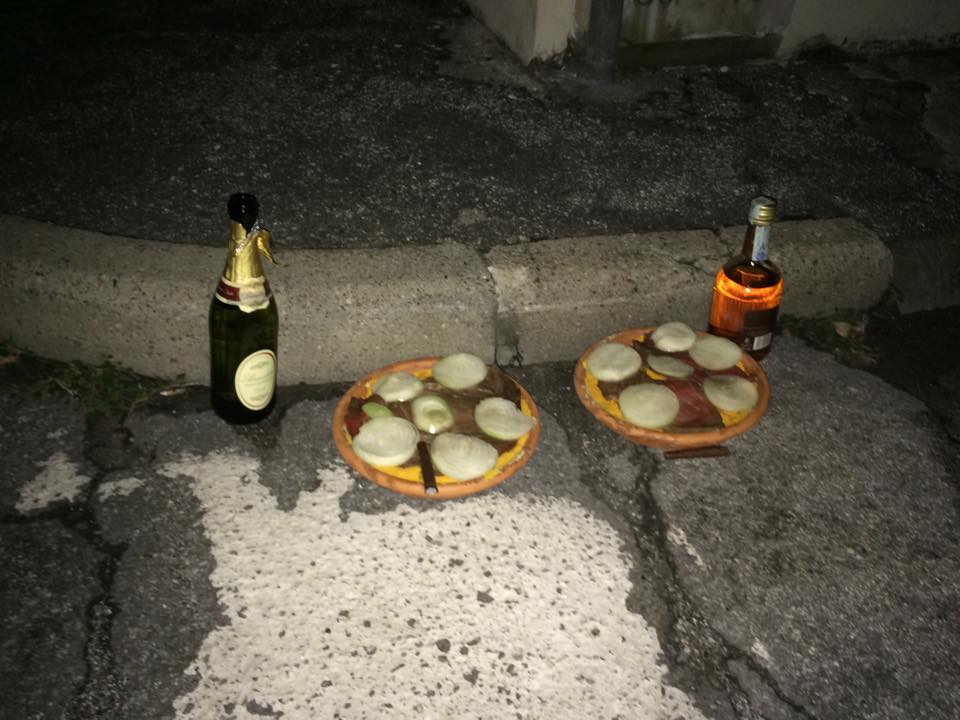 Cena non consumata in strada. Rito satanico o scampagnata?