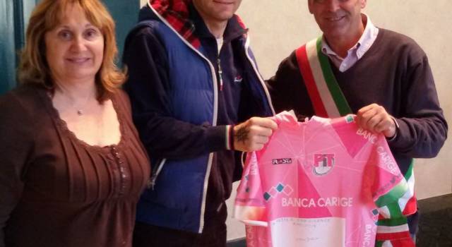 Una maglia rosa per Pietrasanta. Il campione Fabio Nari in municipio