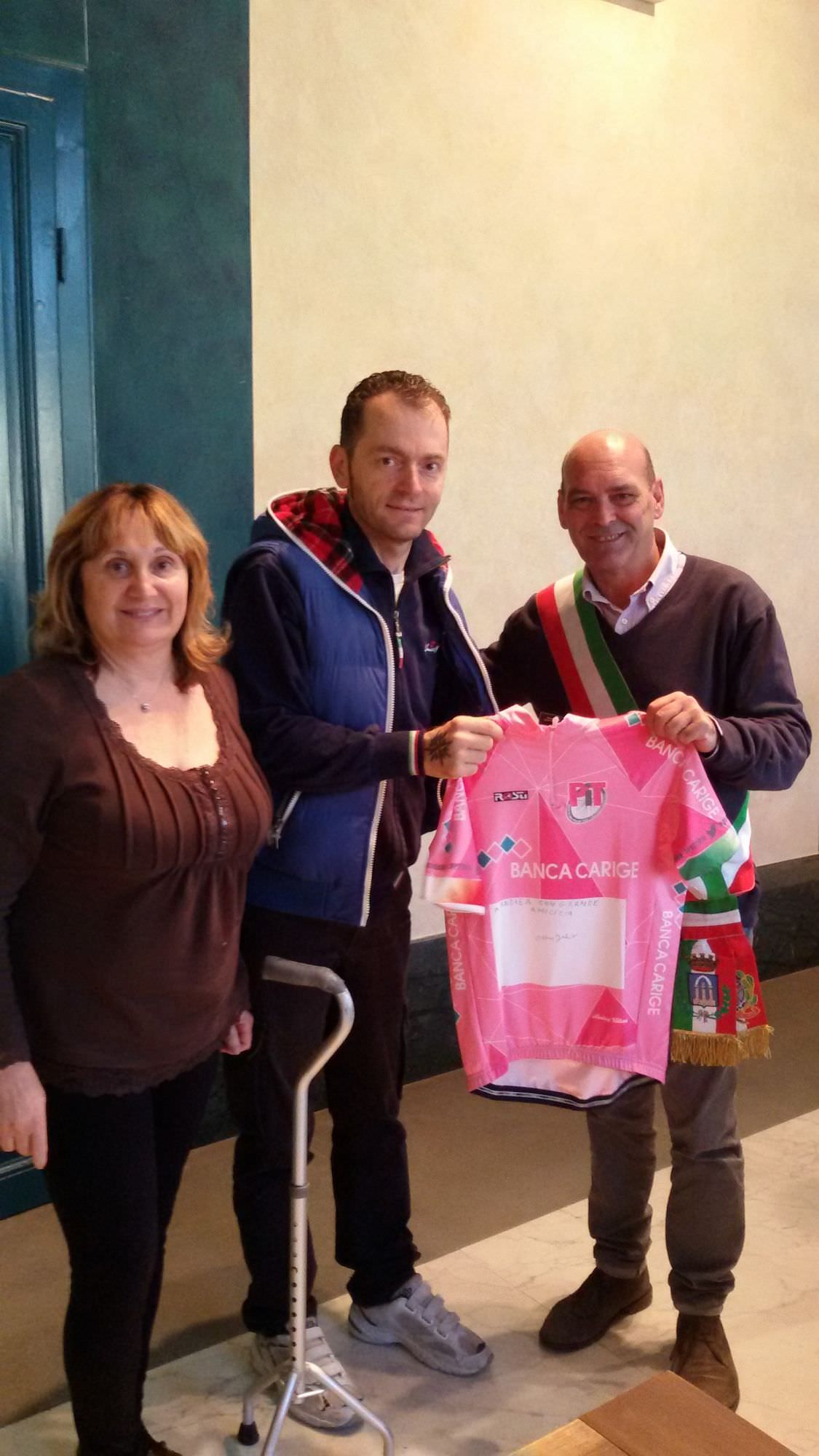 Una maglia rosa per Pietrasanta. Il campione Fabio Nari in municipio