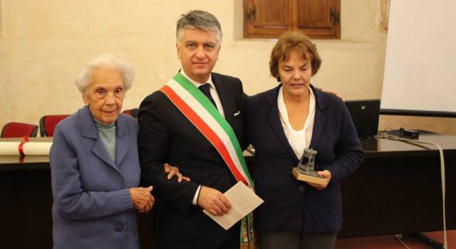 &#8220;Porto sempre la Versilia nel cuore&#8221;. Una commossa Maria Gamundi ha ricevuto il Premio &#8220;Pietrasanta e la Versilia nel mondo&#8221;