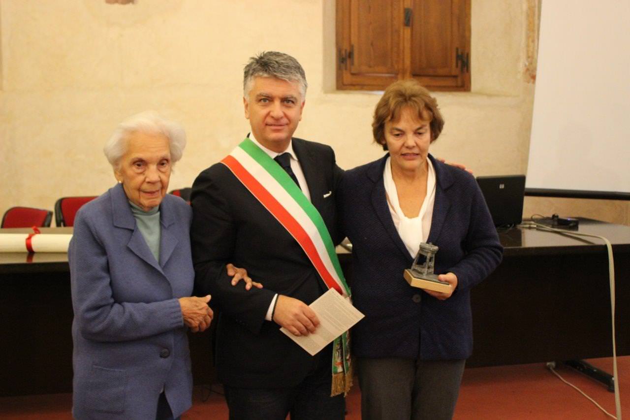 “Porto sempre la Versilia nel cuore”. Una commossa Maria Gamundi ha ricevuto il Premio “Pietrasanta e la Versilia nel mondo”