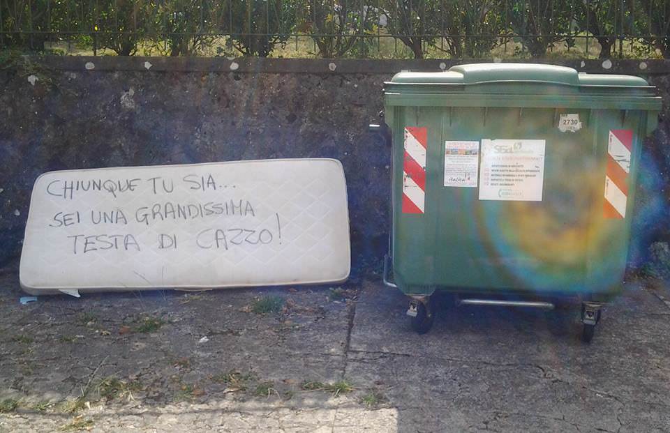 Abbandona un materasso e viene coperto di insulti