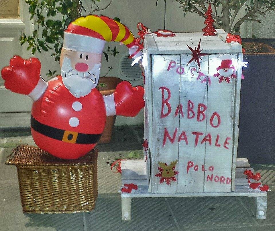 In Piazza Diaz la cassetta della posta di Babbo Natale