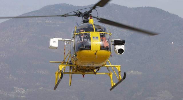 Enel controlla le linee elettriche in Versilia da terra e in elicottero
