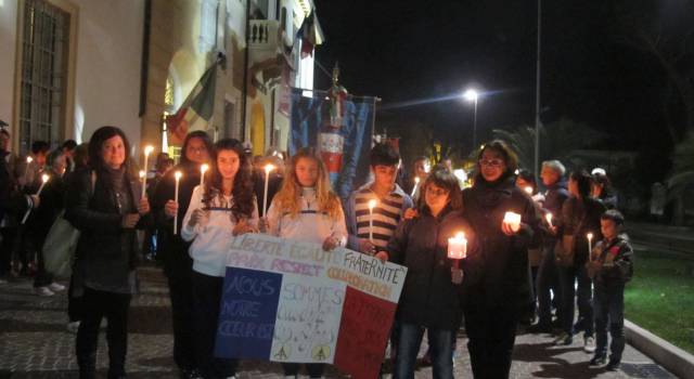 Massarosa in strada per commemorare le vittime di Parigi