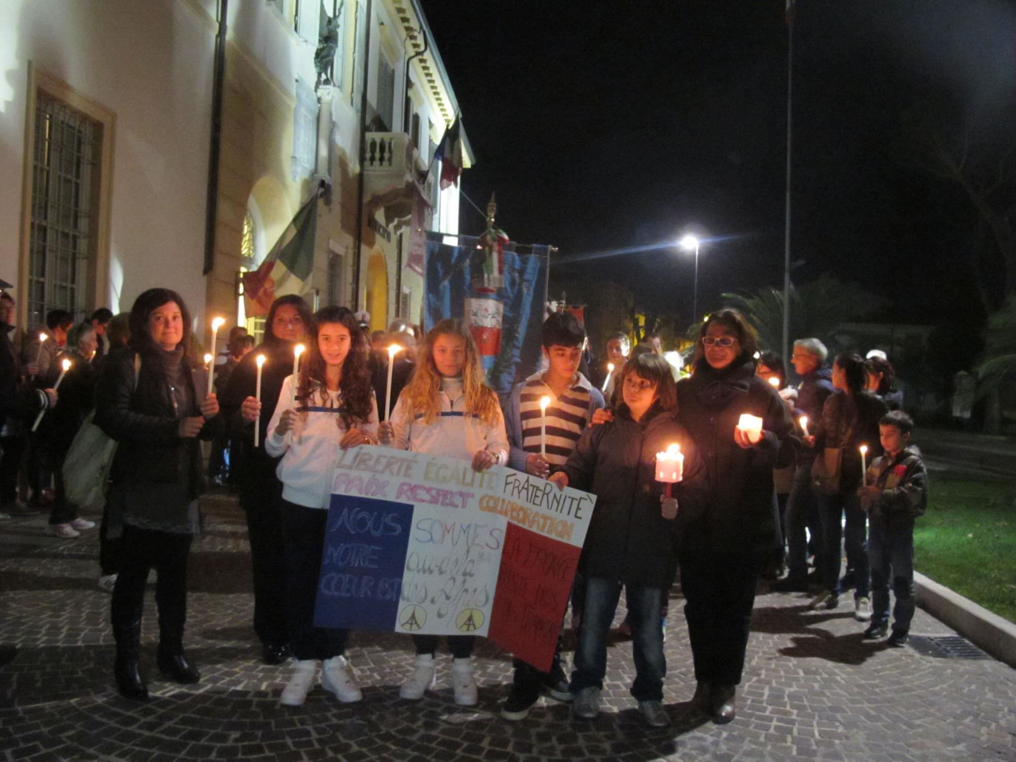 Massarosa in strada per commemorare le vittime di Parigi