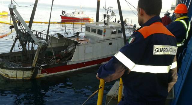 Peschereccio Giumar in superficie, proseguono operazioni di recupero (video)