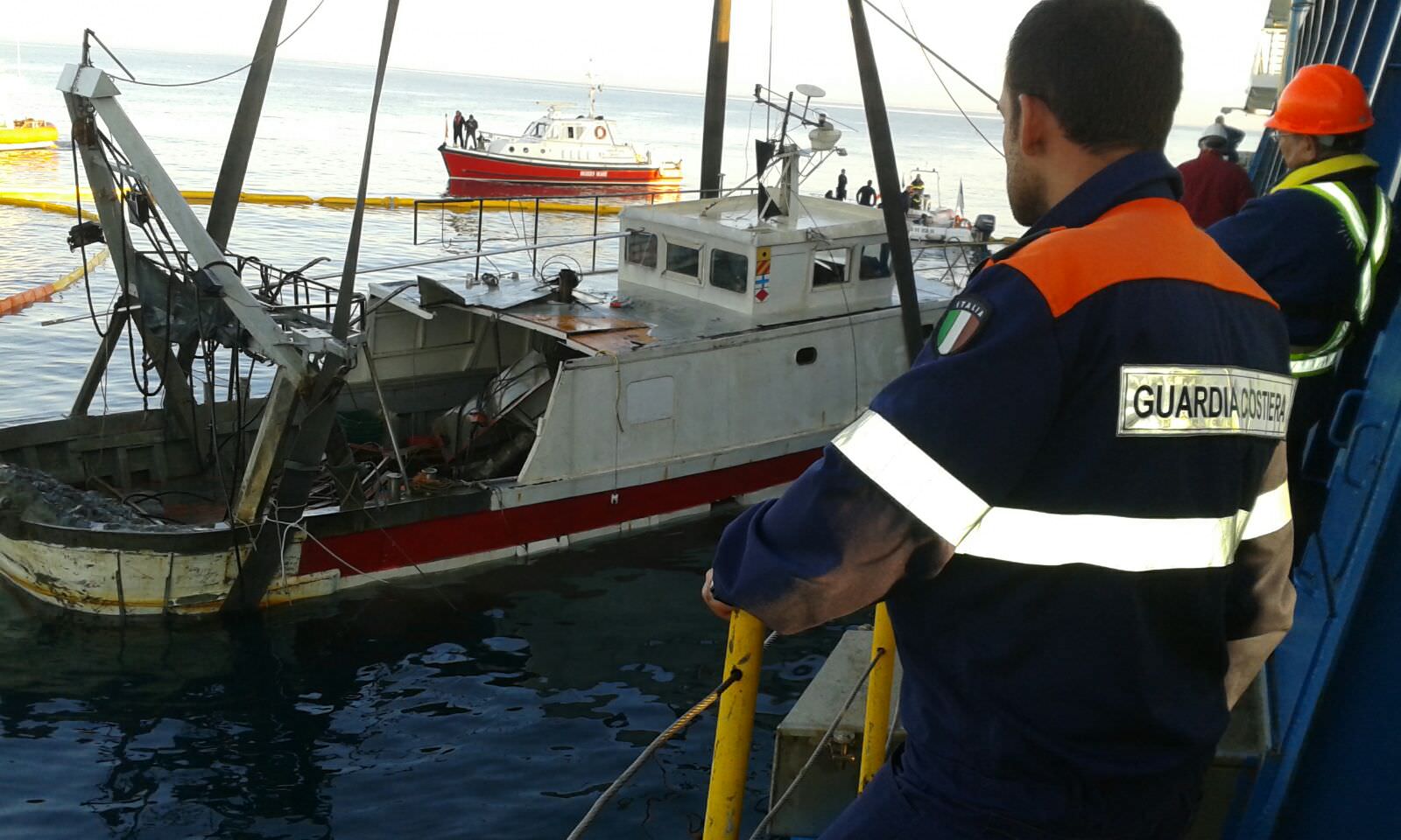 Peschereccio Giumar in superficie, proseguono operazioni di recupero (video)