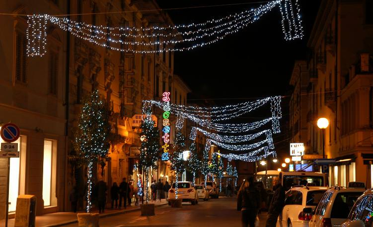 Viareggio si illumina per Natale grazie a uno sponsor privato