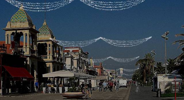 La Notte Blu colora la Passeggiata di Viareggio