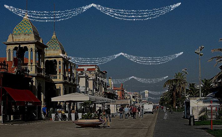 La Notte Blu colora la Passeggiata di Viareggio