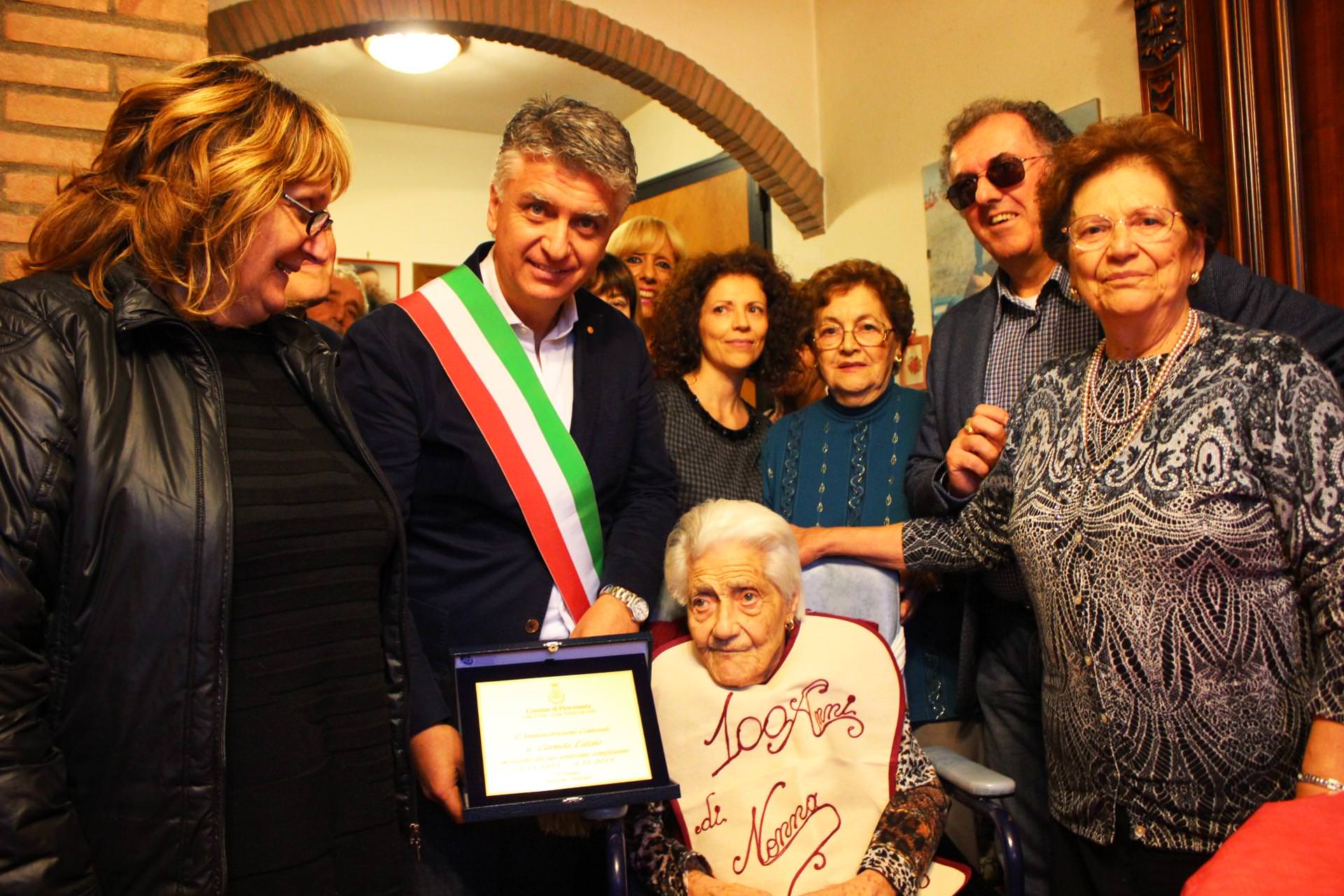 Un’altra centenaria a Pietrasanta. È Carmela Latini, mamma e nonna “old style”