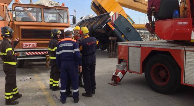 Incidente in porto a Viareggio: crolla una gru