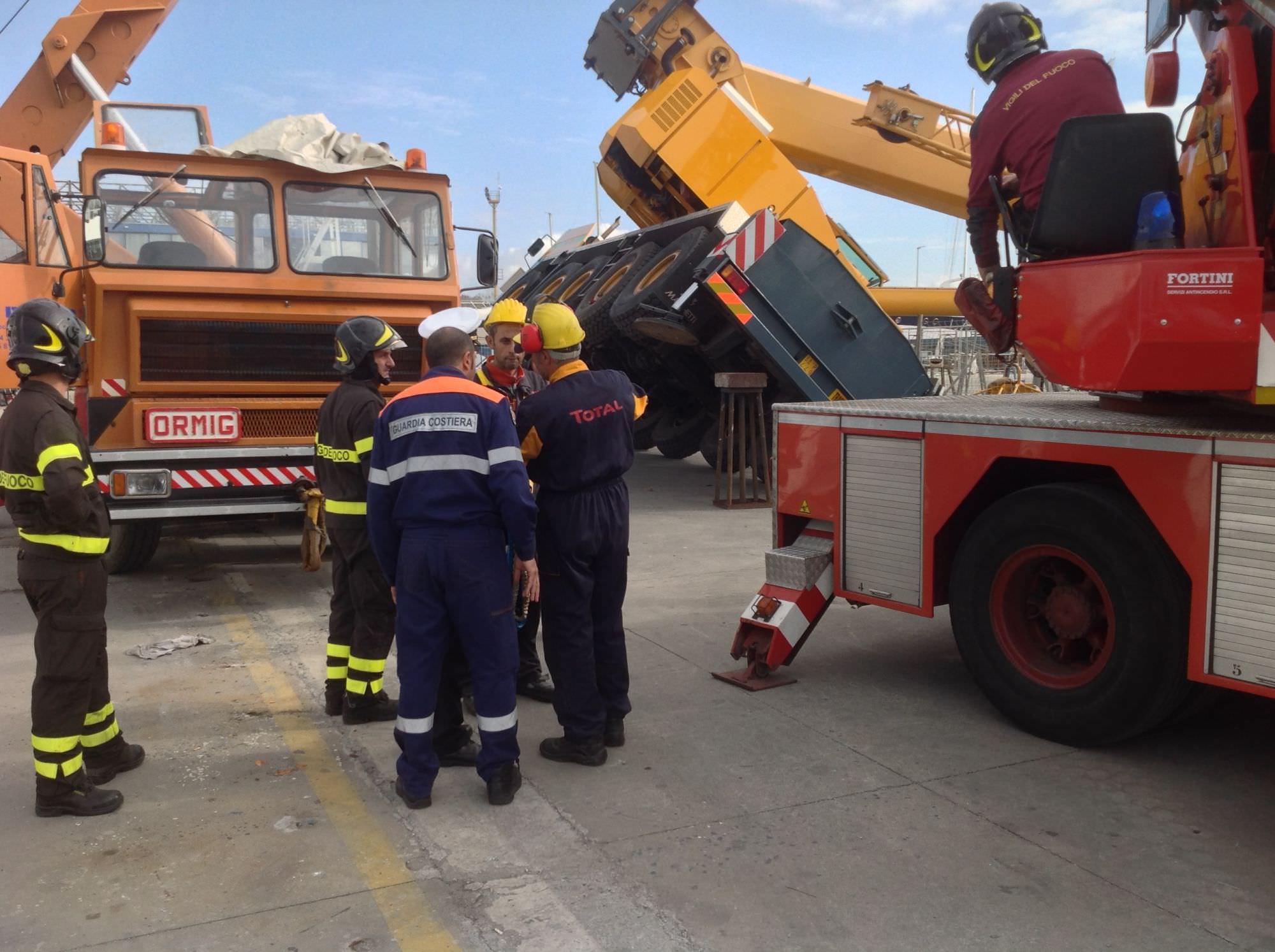 Incidente in porto a Viareggio: crolla una gru