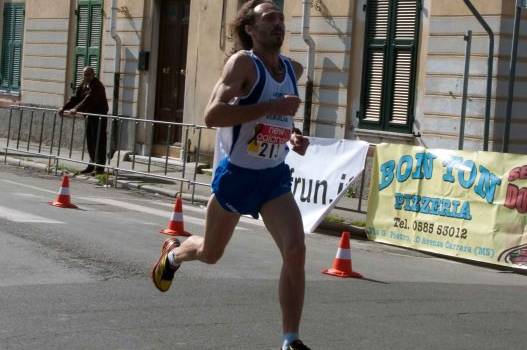 Stefano Politi vince la mezza maratona di Livorno