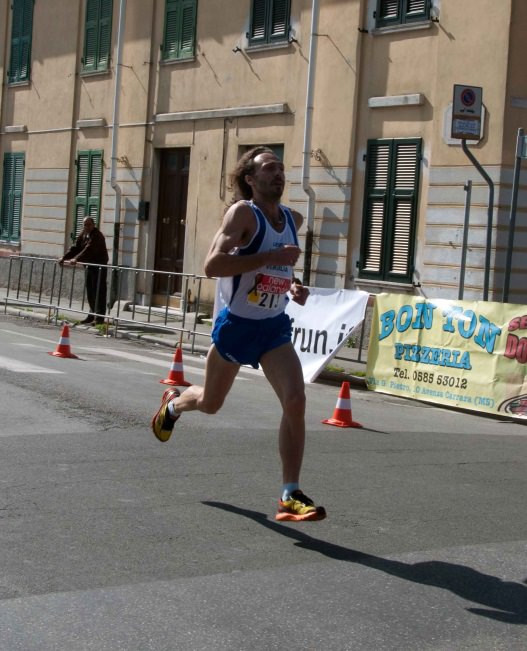 Stefano Politi vince la mezza maratona di Livorno