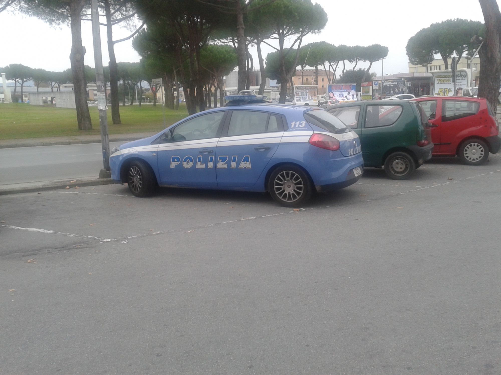 Scippa una donna in Piazza Mazzini e fugge in sella a uno scooter