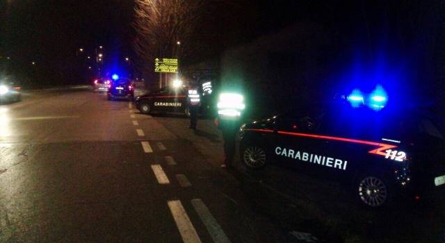 Ubriaco prende a calci l&#8217;auto di un vigilantes, fermato dai carabinieri