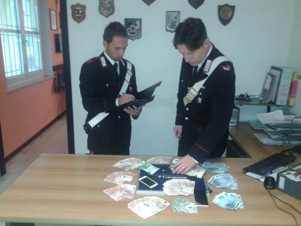 Trovato con due cellulari rubati e 8.500 euro. Denunciato a Pietrasanta