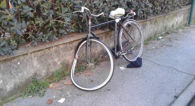 Ciclista contro un furgone, l&#8217;uomo trasportato al pronto soccorso