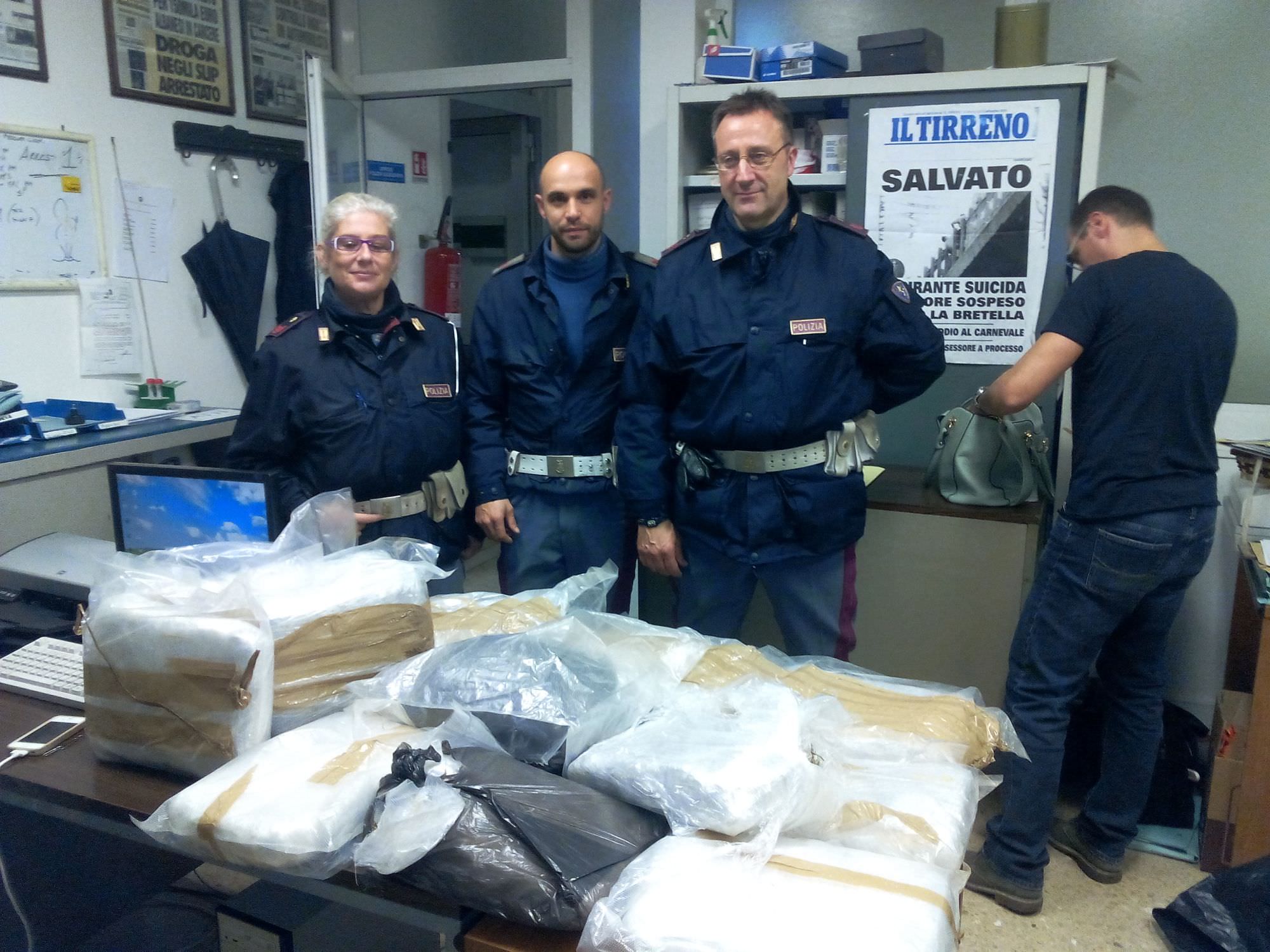 Corrieri della droga in autostrada. Trasportavano 30 kg di marijuana