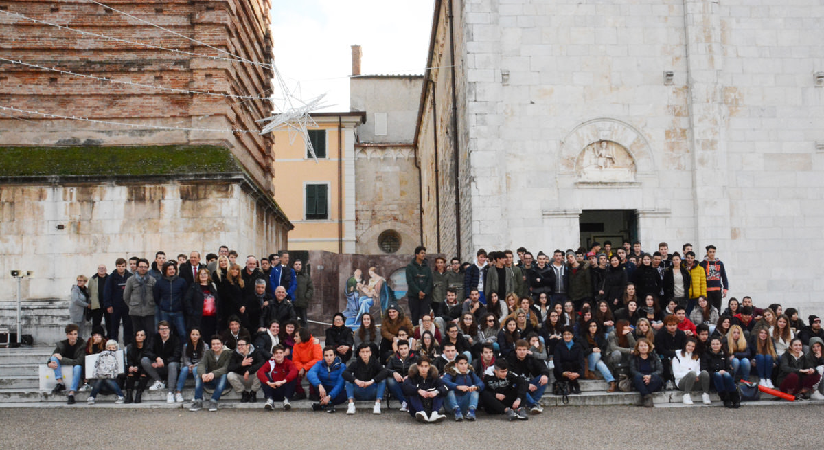 Il presepe in 3D degli studenti sul Sagrato del Duomo