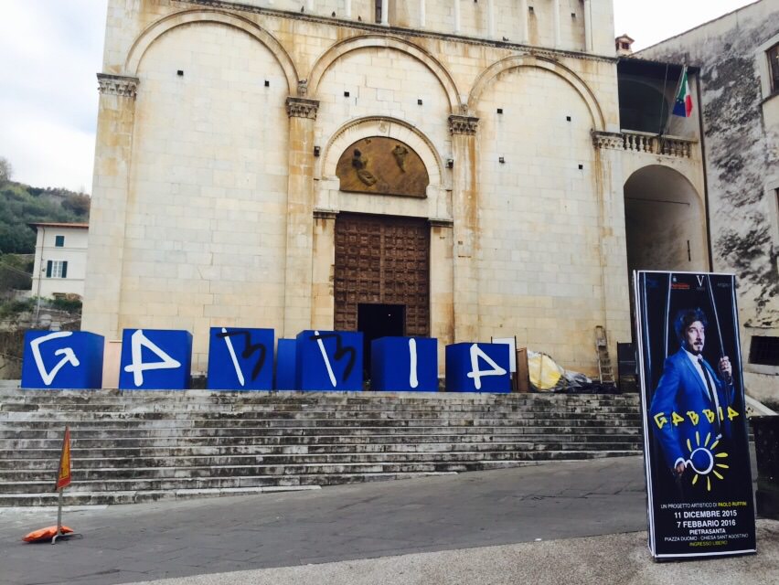 “Gabbia-no”, work in progress e già tantissima curiosità in piazza Duomo