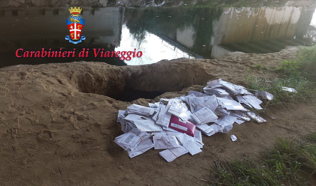 A Viareggio posta abbandonata in strada