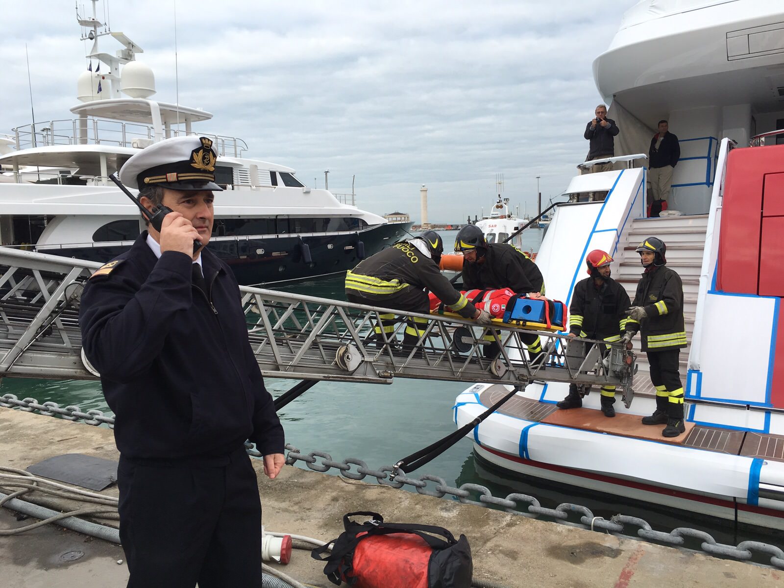 Yacht a fuoco. Ma è solo un’esercitazione