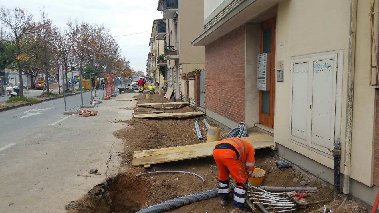 Cantiere aperto per rifare i marciapiedi al Marco Polo