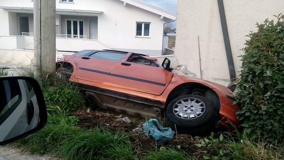 Incidente a Piano di Conca, auto resta incastrata tra muro e palo