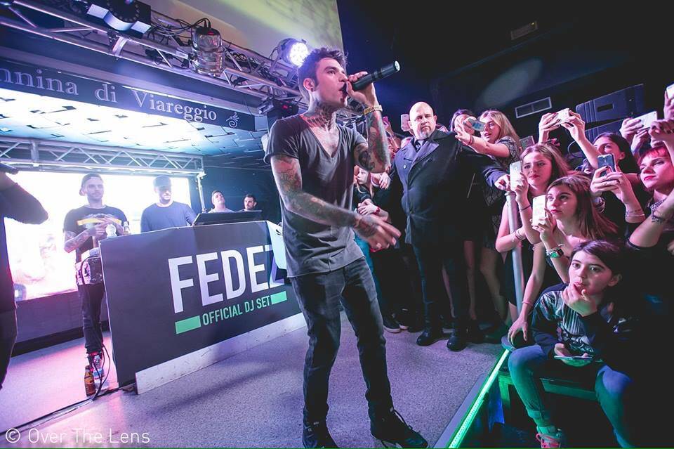 Capannina in delirio per il dj set di Fedez